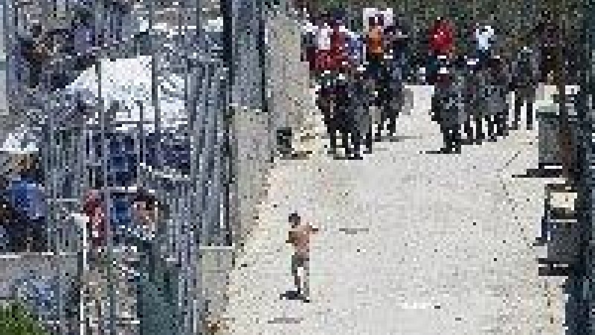 La policía griega reprime una protesta en el campo de refugiados en Lesbos