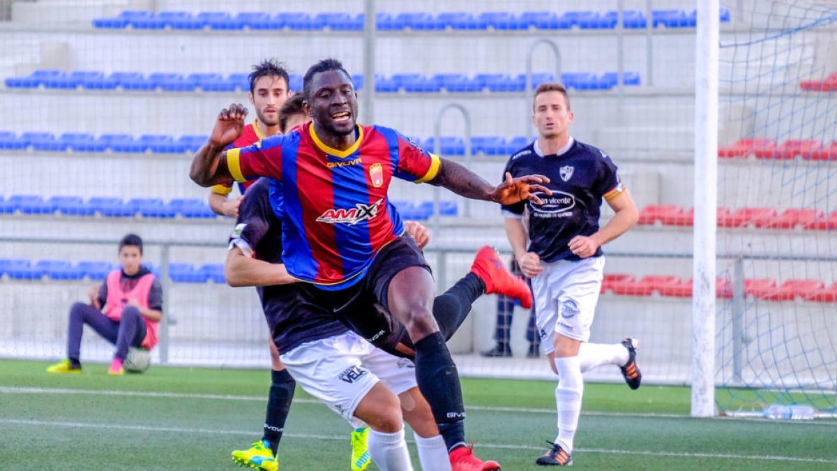 Cheikh Saad durante un partido con el Eldense.