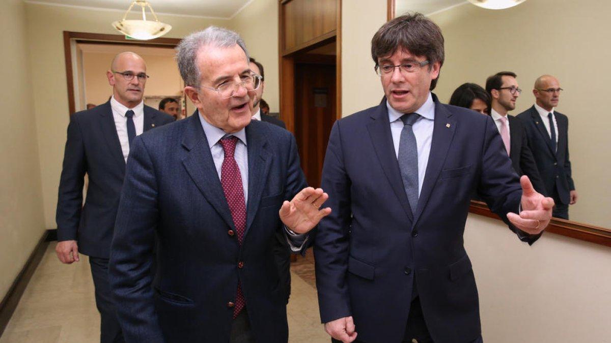 Carles Puigdemont junto al antiguo  primer ministro de Italia Romano Prodi.