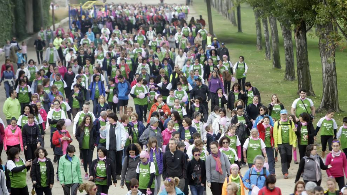 Imatge de l’última caminada organitzada per l’AECC Catalunya Contra el Càncer l’any passat contra els tumors de mama.