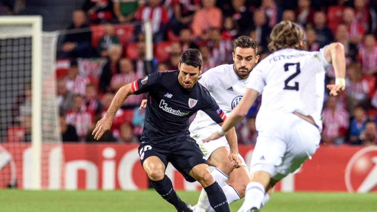 Aduriz, autor del gol del Athletic, intenta irse de dos rivales.