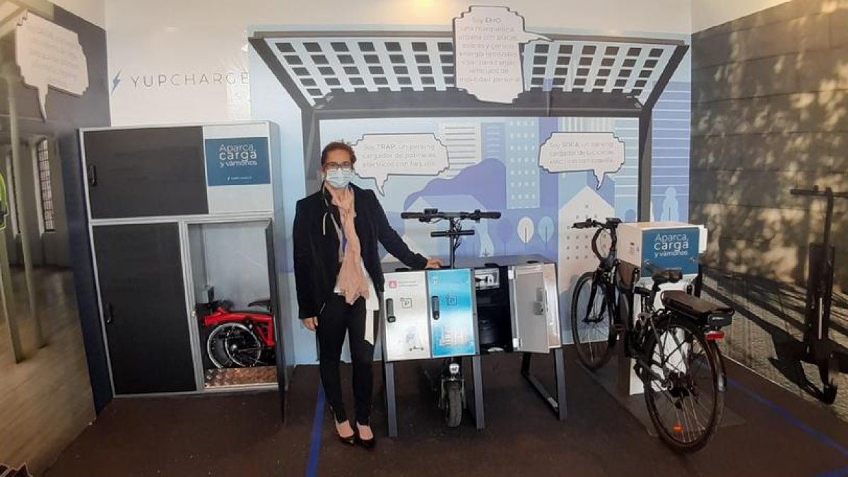 Els tres espais que ofereixen per aparcar bicis i patinets.