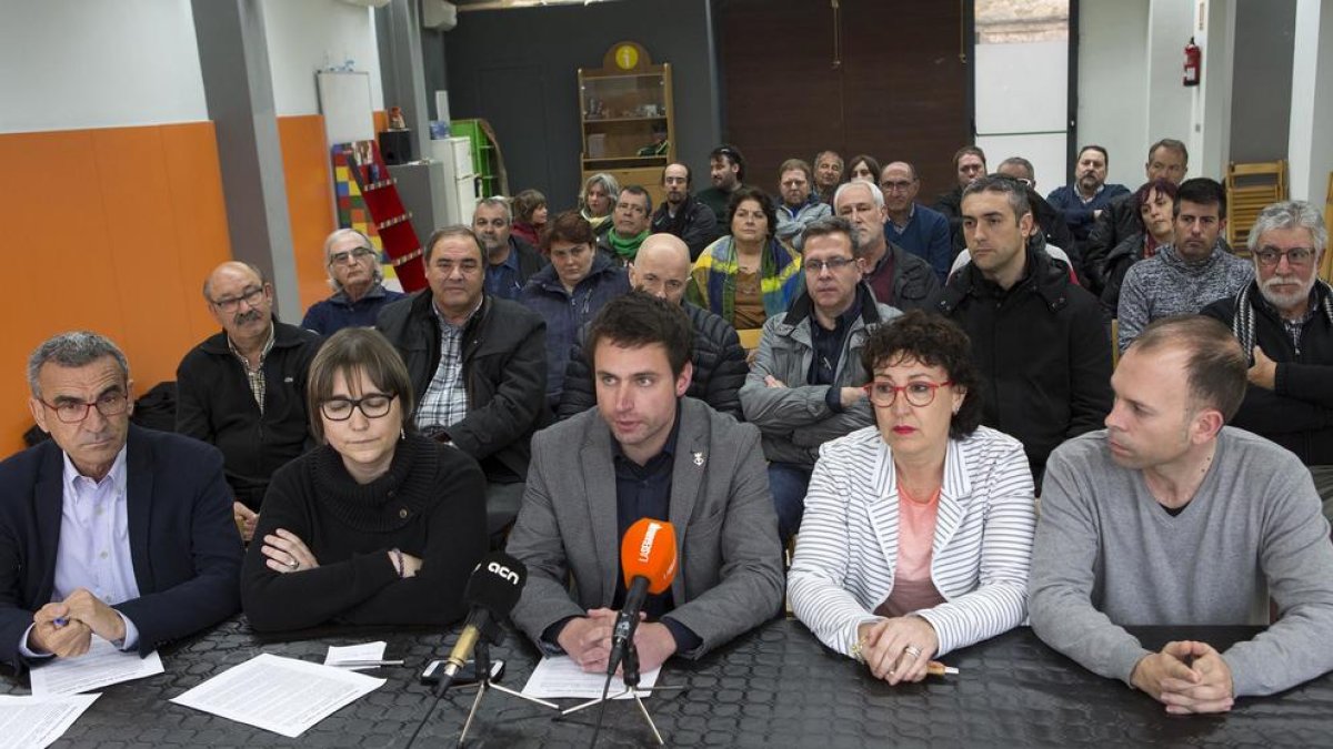 Càrrecs d’ERC i edils republicans de 46 municipis, ahir en la firma del manifest de Montoliu.