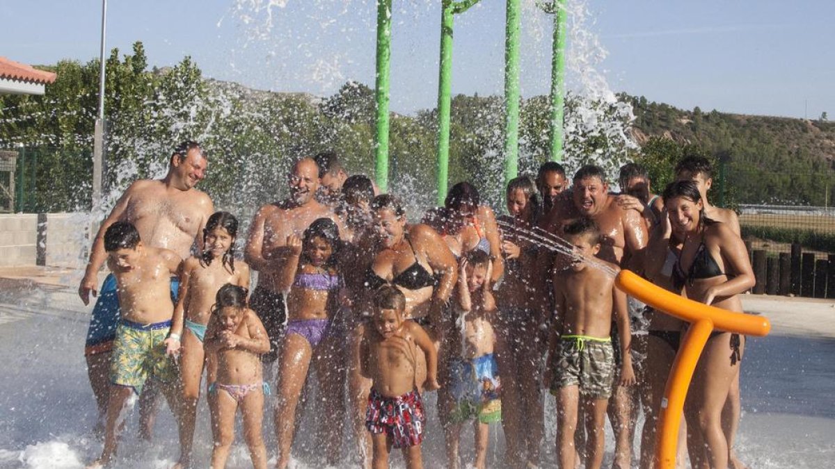 Turistes refrescant-se ahir a les piscines del càmping de Sant Llorenç.