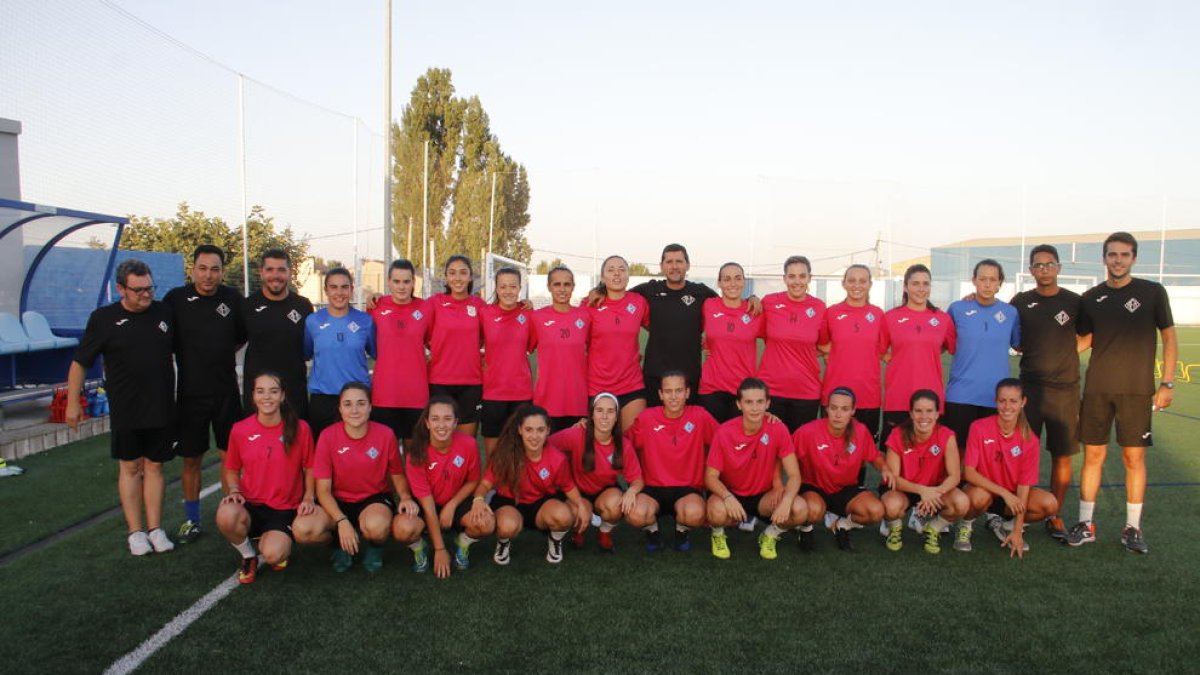 Jugadores i cos tècnic de l’AEM posen ahir al Municipal Recasens, on van iniciar la pretemporada.