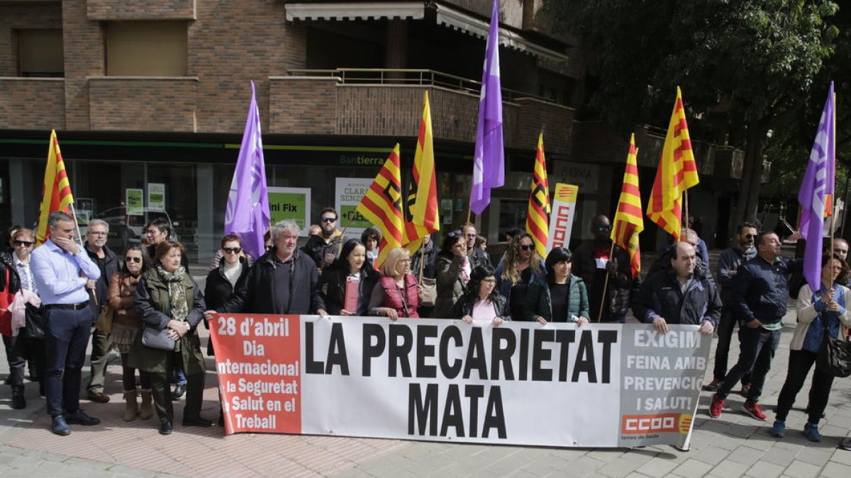 Membres de CCOO concentrats ahir al costat de la seu del sindicat a Lleida.