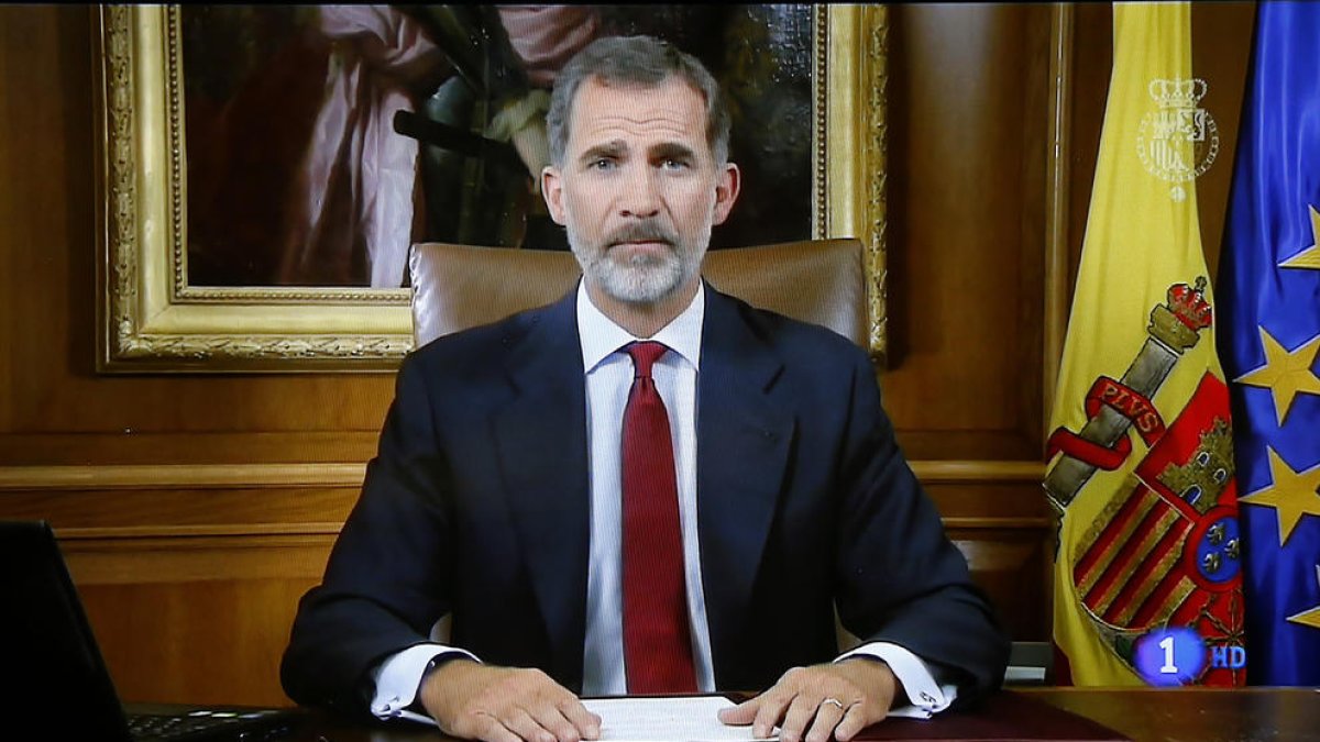 El Rei crida a assegurar ordre constitucional davant de situació d'extrema gravetat