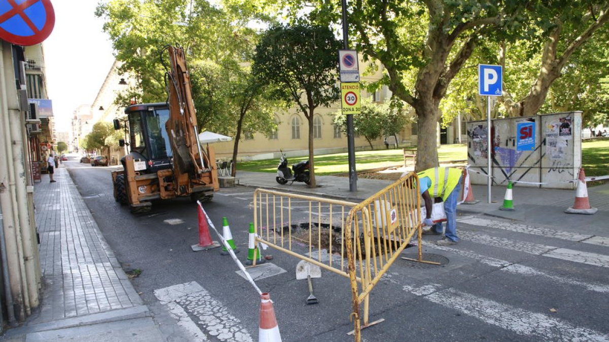 Obres de reparació del clot ahir a la tarda, amb el carrer tallat al trànsit.
