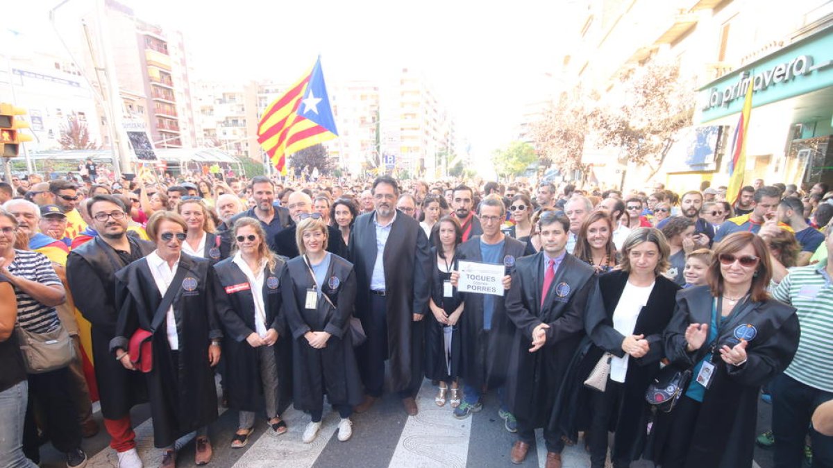 El grup d’advocats que ahir es va mobilitzar a Lleida sota el lema ‘Togues contra porres’.
