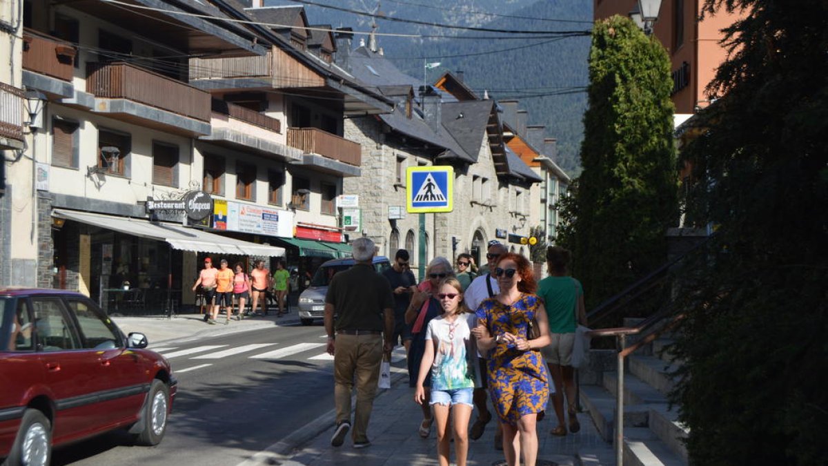 Turistes ahir als carrers de Vielha, un dels municipis declarats turístics a efectes comercials.