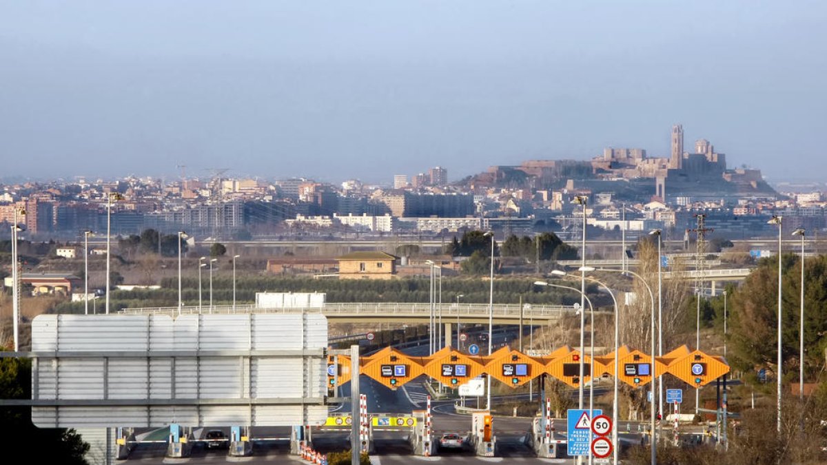 Vista del peatge de l’AP-2 al seu pas per Lleida.