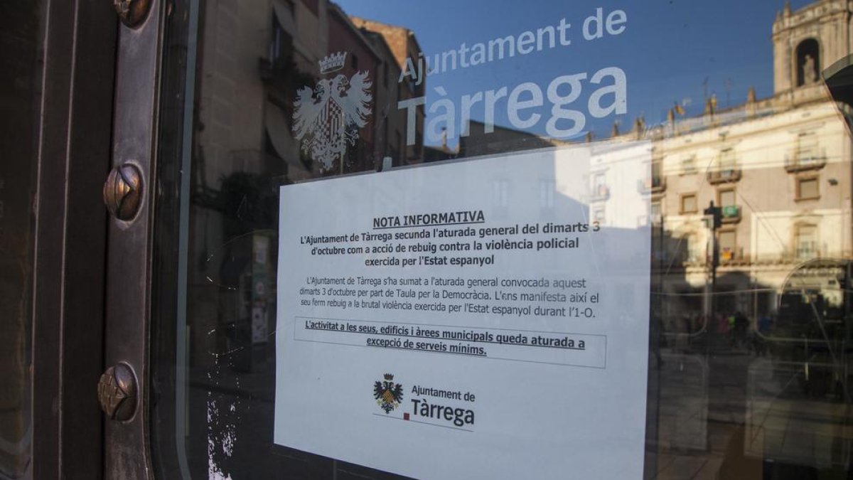 L’ajuntament de Tàrrega va penjar un cartell per informar els veïns del tancament de les instal·lacions.