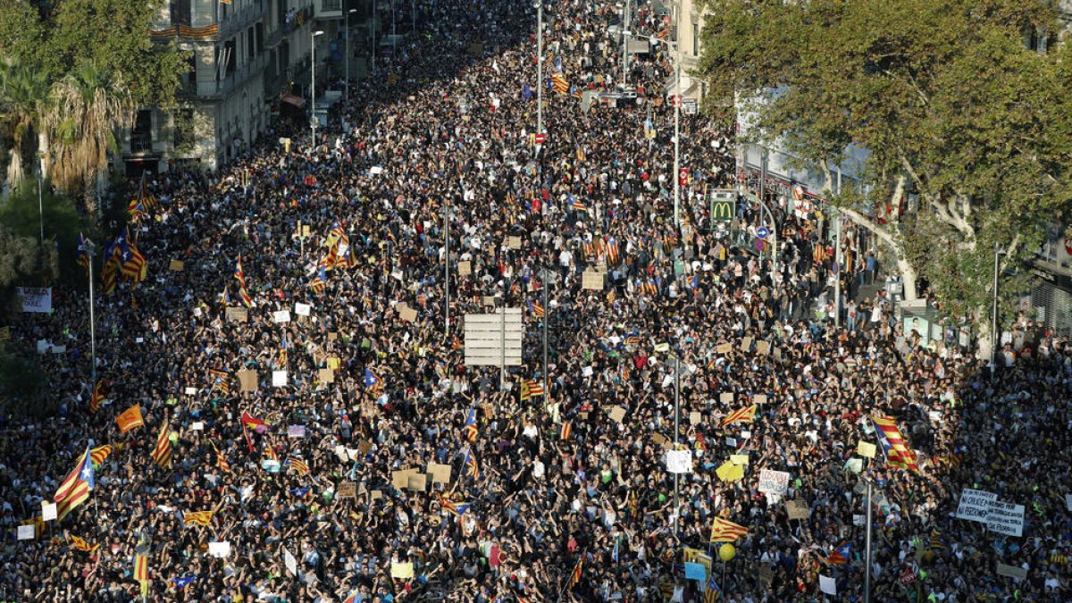 Vista de la manifiestación convocada por la Taula per la Democràcia ayer por la tarde en la plaza Universitat.