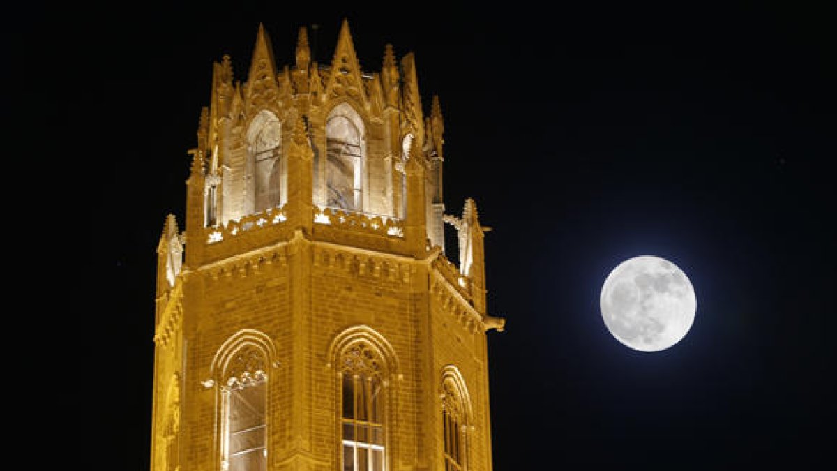 La Superluna al lado de la torre de la Seu Vella de Lleida.