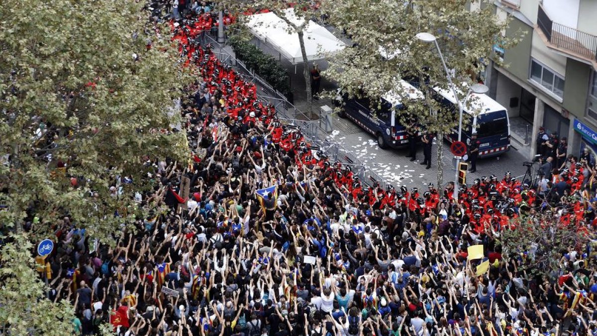 Manifestantes ayer en Barcelona ante la sede del Partido Popular de Catalunya.