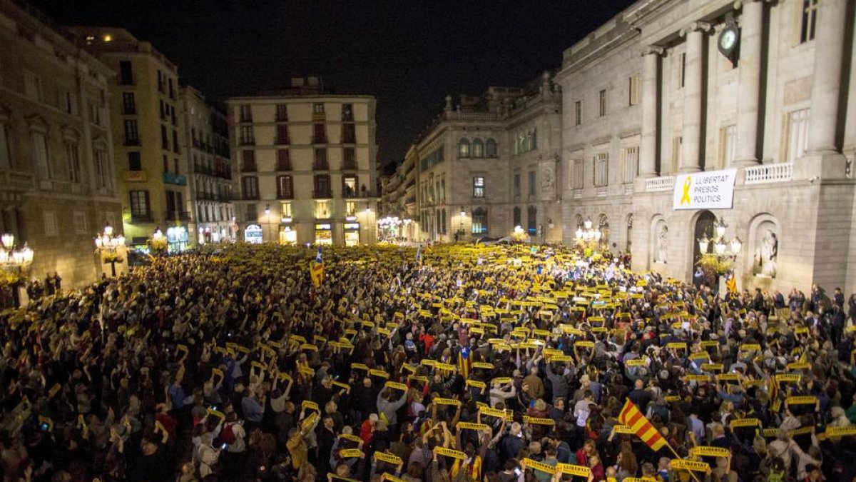 Unas 8.000 personas llenaron la plaza Sant Jaume de Barcelona en la concentración de ayer.