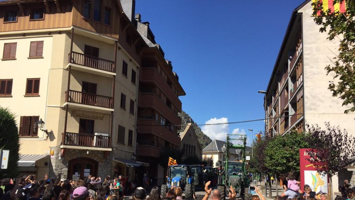 Manifestants van tallar l’A-2 a Torrefarrera durant quatre hores.