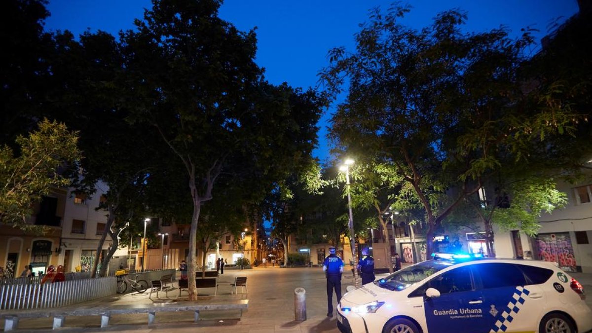 Centenars de joves protagonitzen un altre botellón al passeig del Born de Barcelona