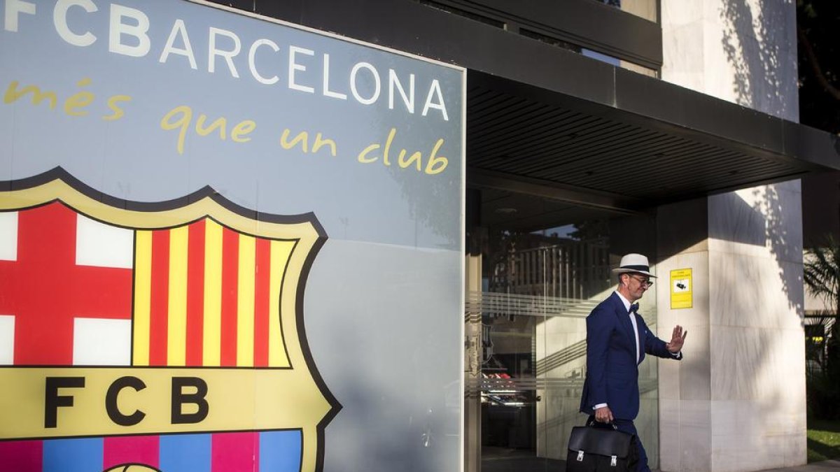 L’advocat de Neymar, Juan de Dios Crespo, abandona les oficines després d’abonar els 222 milions.
