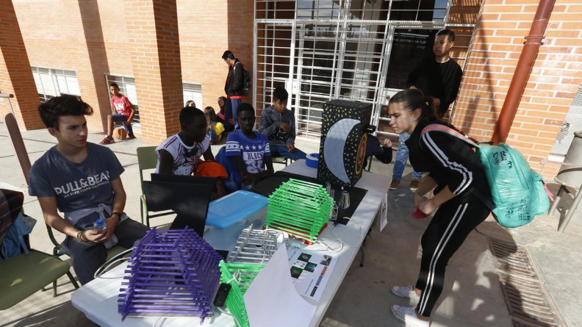 Setmana de la ciència al Torre Vicens - L’institut Torre Vicens ha celebrat la Setmana de la Ciència, un conjunt d’activitats per atansar el món de la tecnologia a les aules. Des de tallers, xarrades i experiments, l’institut s’ha bolcat ...