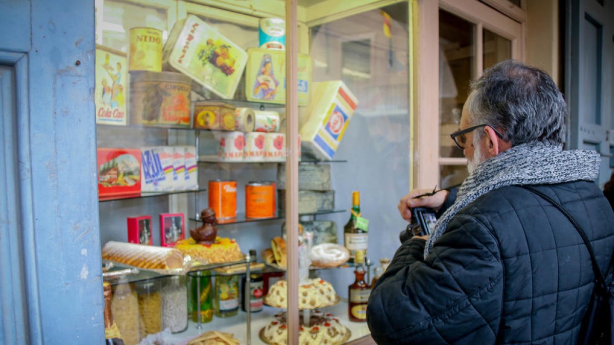 socialització. A banda de botigues també s’han recuperat una acadèmia de repàs escolar i un taller de pintura, així com una petita taberna.