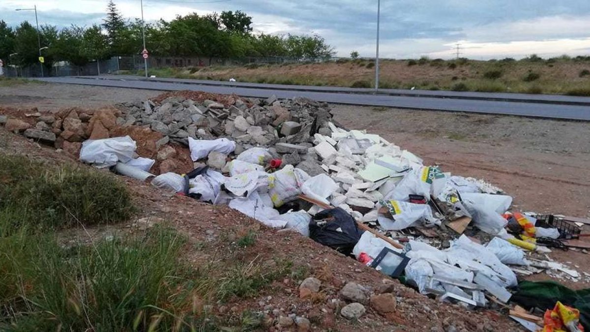 Denuncien abocament d'escombraries als Magraners