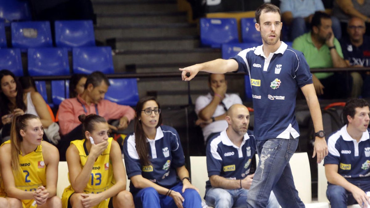 Bernat Canut, dando instrucciones a sus jugadores durante el partido del domingo ante el Gipuzkoa.