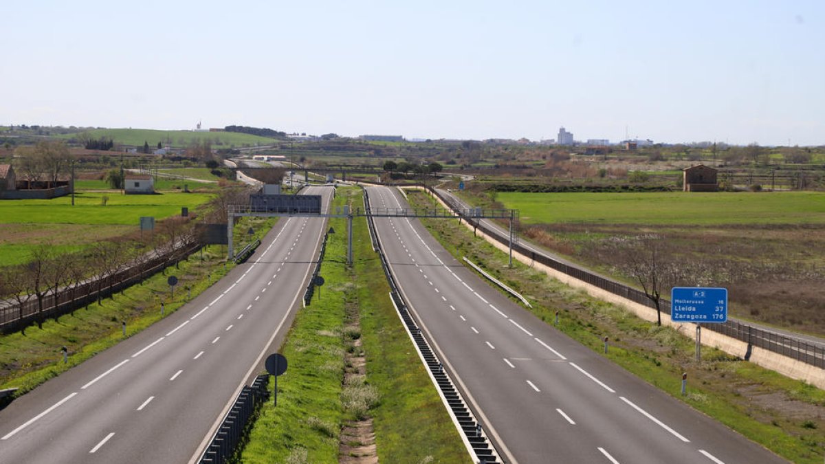 La A-2 ayer, vacía, el último domingo de confinamiento comarcal.