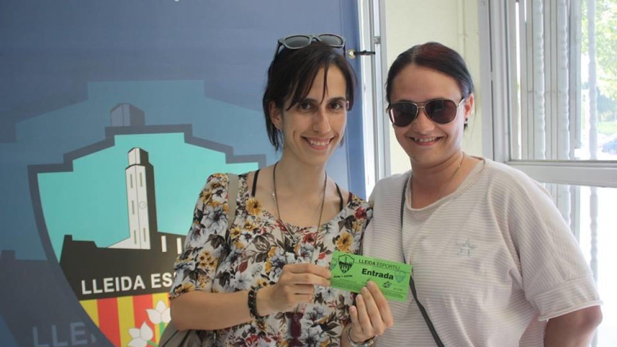 Dos seguidoras del Lleida que ayer fueron a retirar entradas e invitaciones.