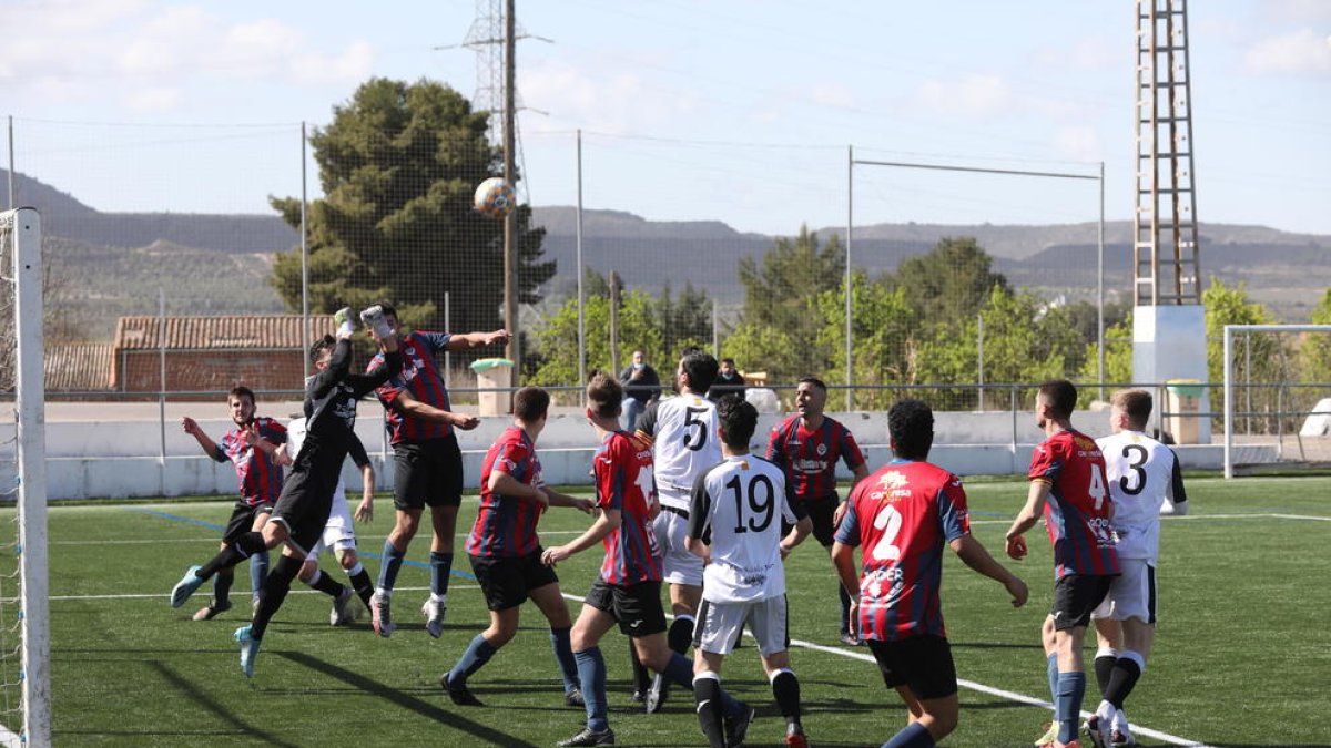 Una acción de peligro en una de las áreas de un derbi provincial que acabó sin goles.