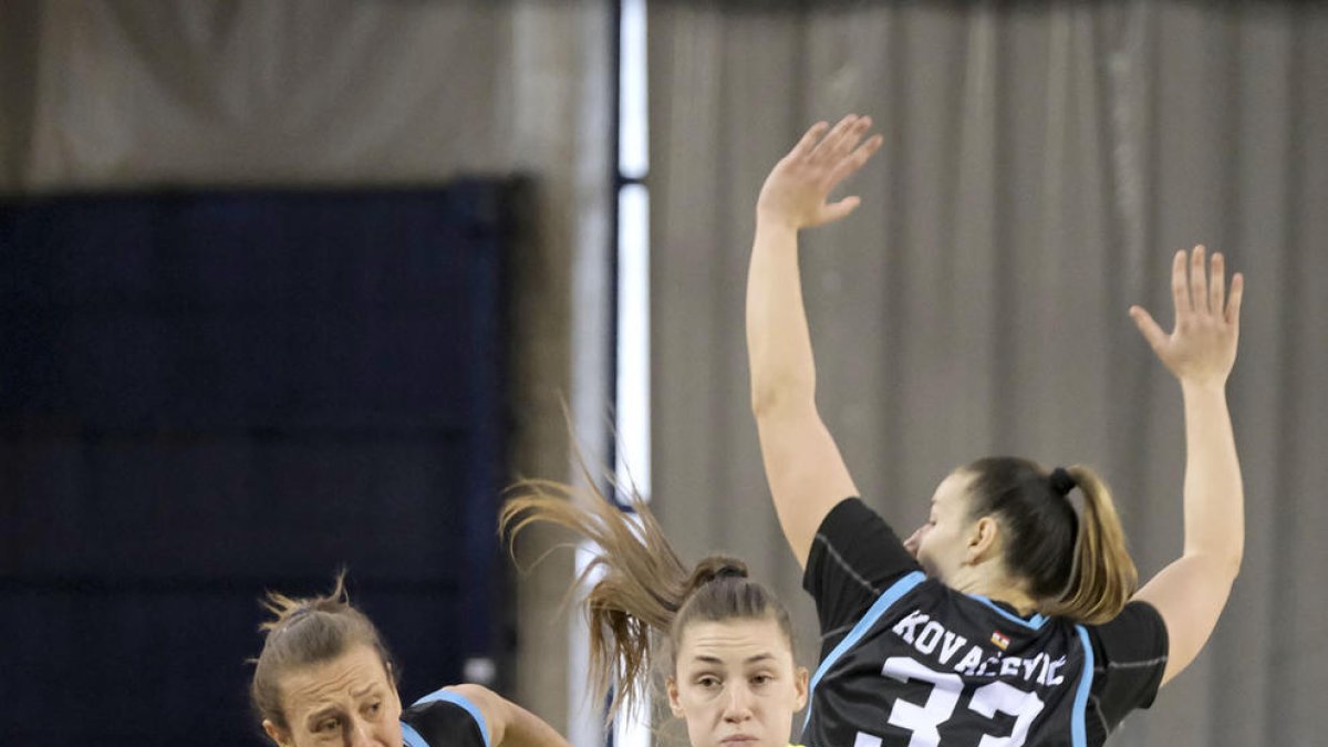 Laure Resimont supera la presión de Adrijana Knezevic y Bojana Kovacevic.