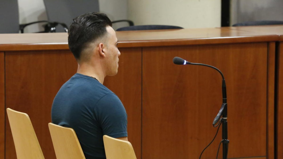 El jove acusat durant el judici que es va celebrar ahir a l’Audiència Provincial de Lleida.