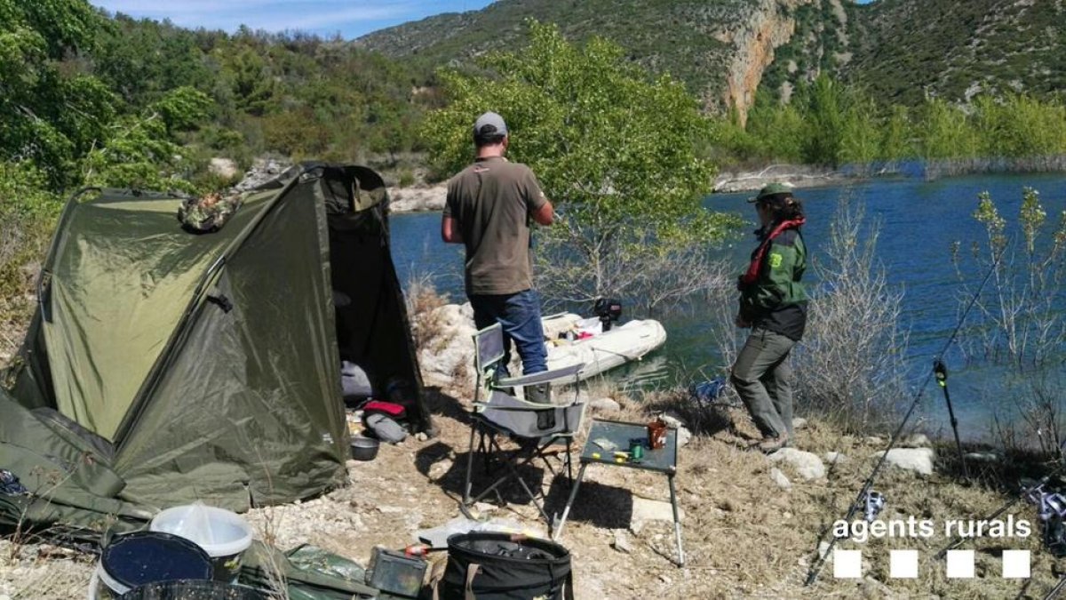 El pescador denunciat per acampada il·legal a Santa Anna.