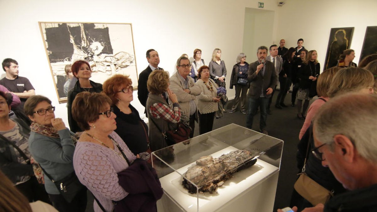 Restos de talla religiosa conservados por mosén Tarragona, parecen monumentalizados en la muestra.