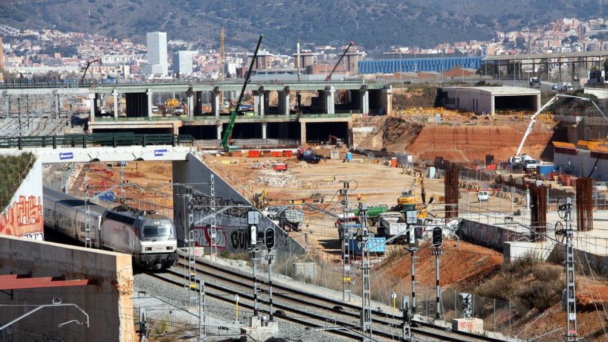 Un tren circula a la Sagrera enmig de les obres.
