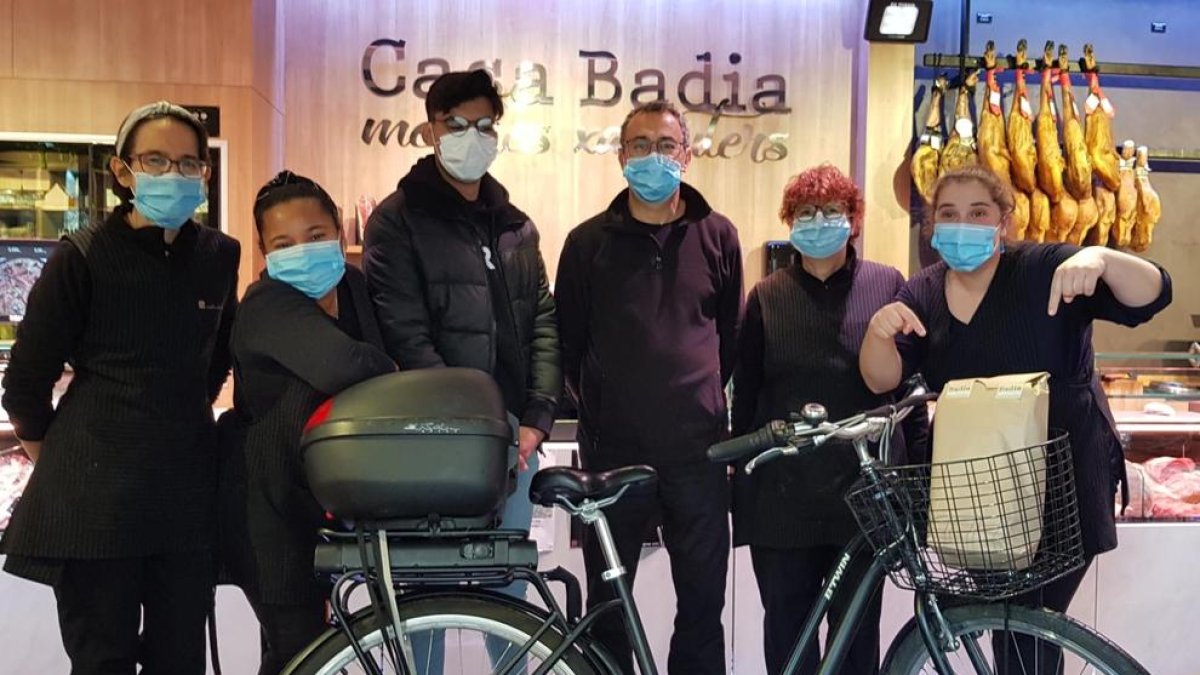 El jove Zakrie Massoussi, repartidor del projecte de Troca a Tremp (tercer per l’esquerra), amb el personal de Badia Xarcuters.