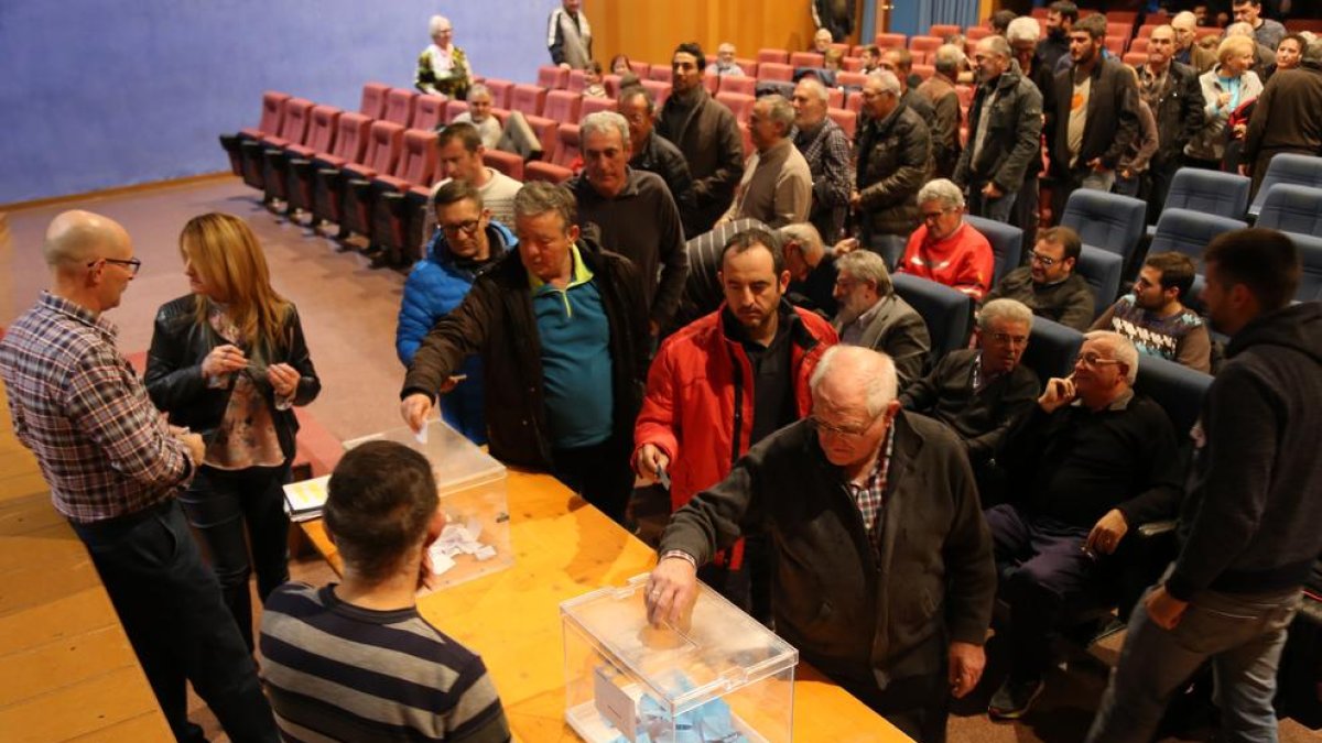 Un momento de la votación de los regantes de la comunidad.
