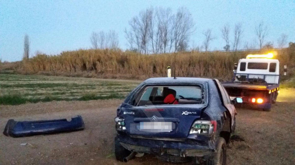 Imatge del turisme accidentat, que va sortir de la via i va acabar dins un camp