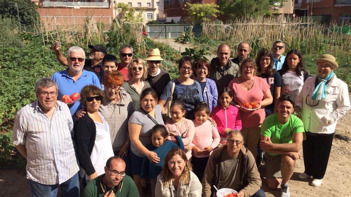 Los participantes en la iniciativa y la alcaldesa, Rosa Maria Perelló.