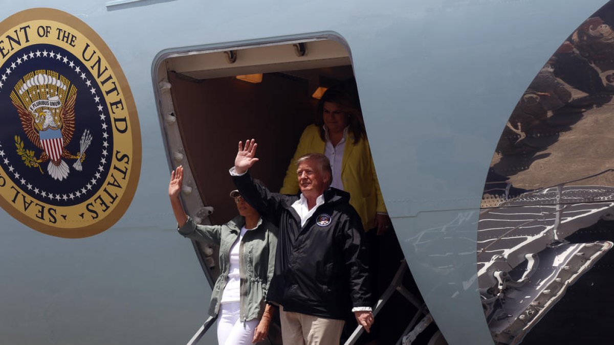 Trump i Melania, quan arribaven ahir a la base aèria Luis Muñiz a San Juan, Puerto Rico.
