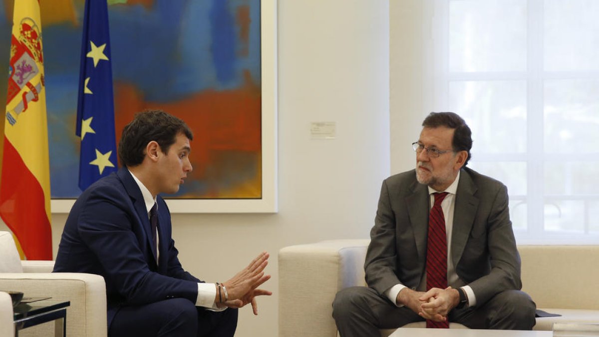 Rivera dóna suport a Rajoy per recórrer immediatament al TC la llei del referèndum