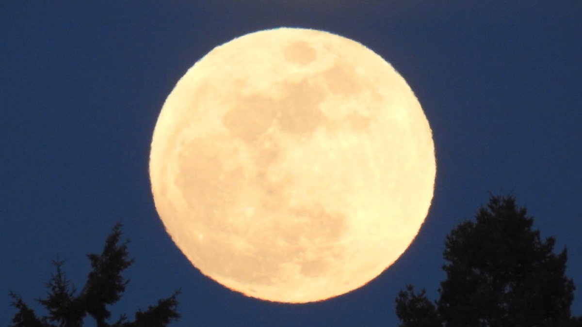 La Lluna plena d'aquest dijous serà completament il·luminada pel Sol
