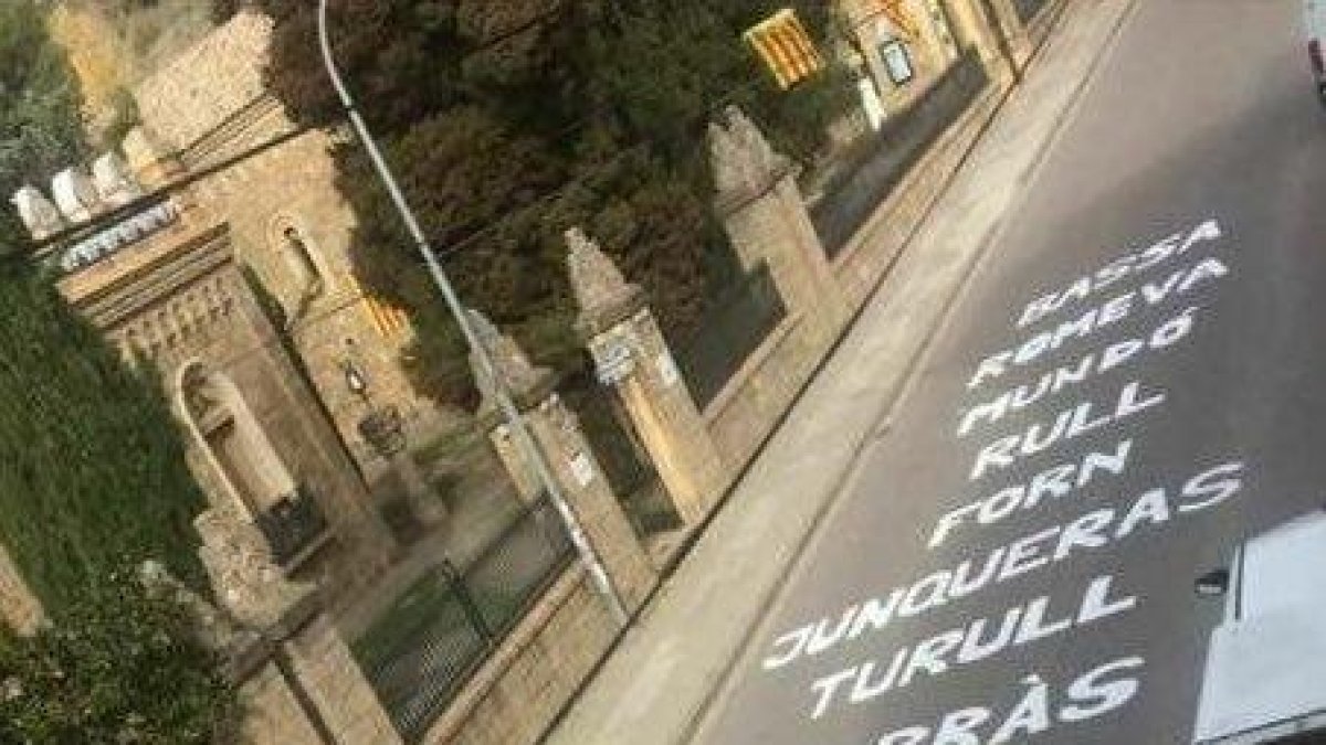 La Pobla de Segur s'aixeca amb una pintada gegant contra els 