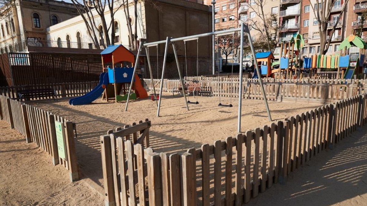 Un parque infantil vacío.