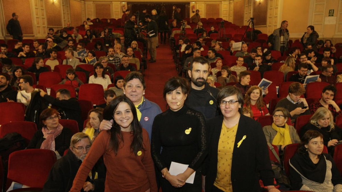 Candidats de la CUP per Lleida, acompanyats de Gabriela Serra.