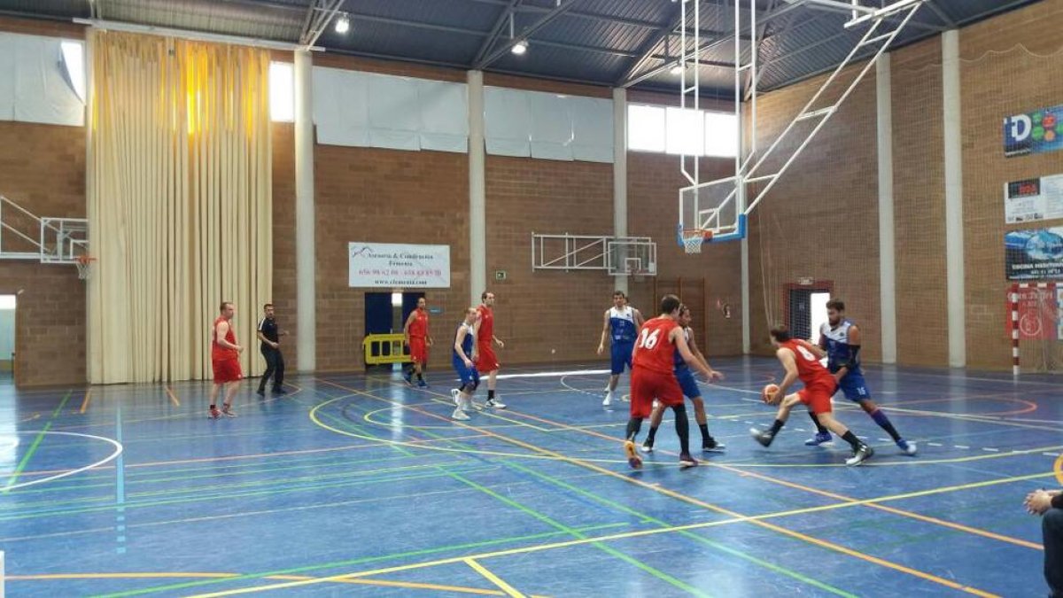 Sergi Ruiz, jugador del Pardinyes, conduce el balón ante la defensa del Martorell.