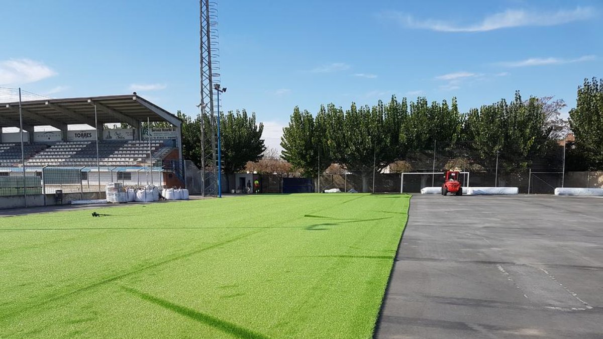 El Mollerussa renova la gespa del futbol 7