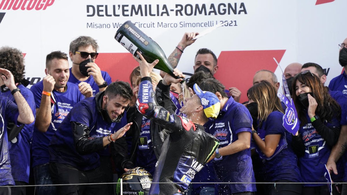 El francés celebra su victoria en el Mundial en el podio con el resto del equipo de Yamaha.