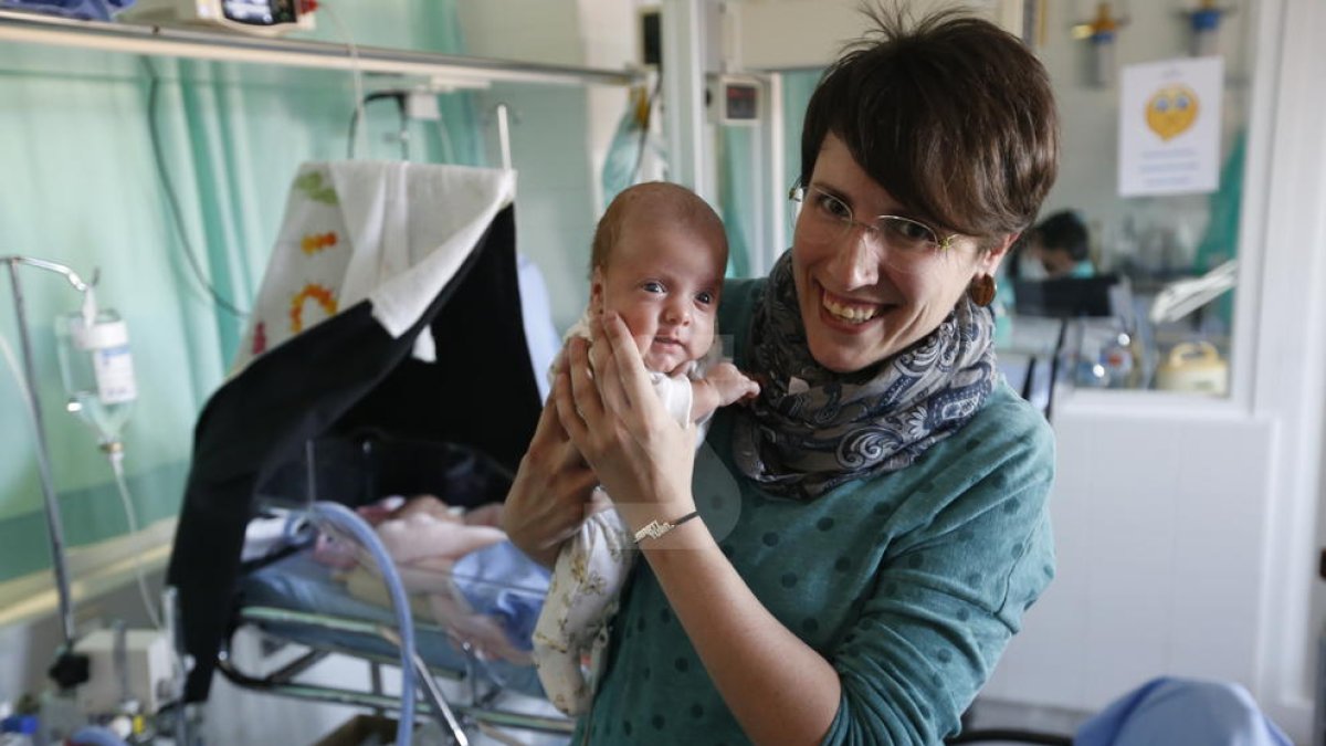 Mireia, amb Martí als braços. Al fons, Tura, al bressol. Van nàixer amb poc més de 800 grams.