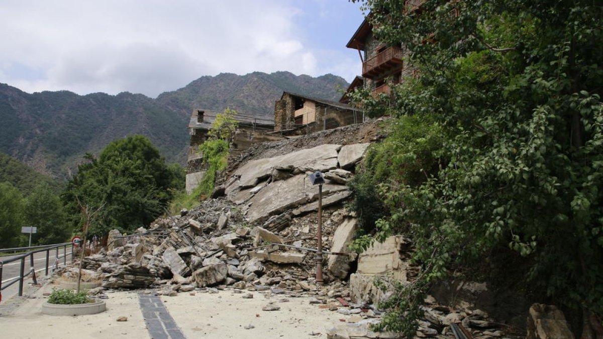 Derrumbe de un muro de contención en Araós, núcleo de Alins, que ya tenía deficiencias.